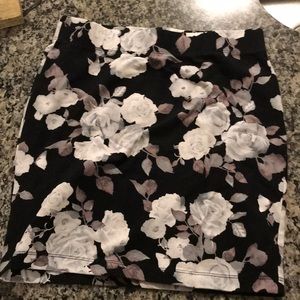 Floral curve-hugging skirt